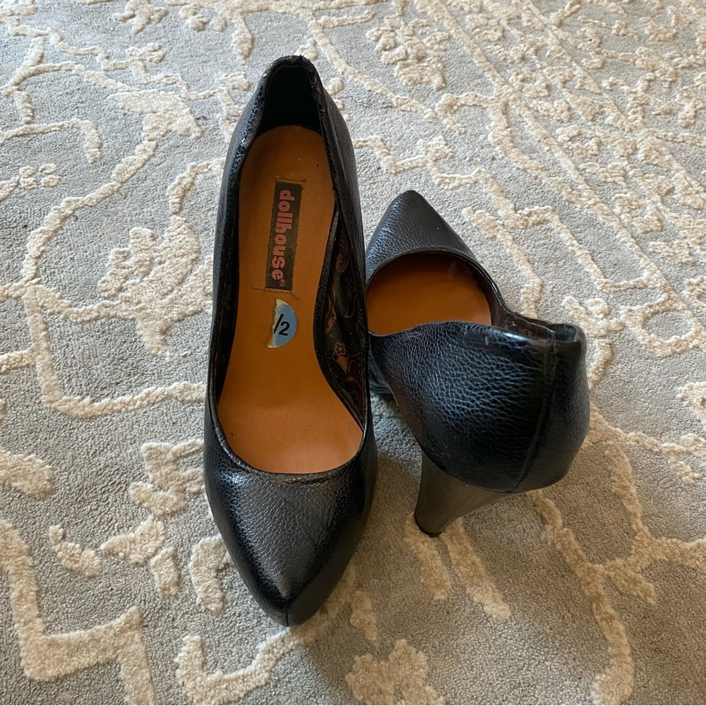 Pointed toed pumps